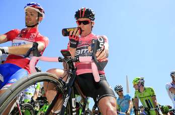 Evans sigue liderando el Giro. (Luk BENIES / AFP)