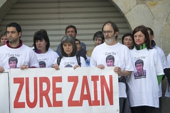 Amigos y familiares de Hodei Egiluz, durante una concentración en Galdakao. (Marisol RAMIREZ/ARGAZKI PRESS)