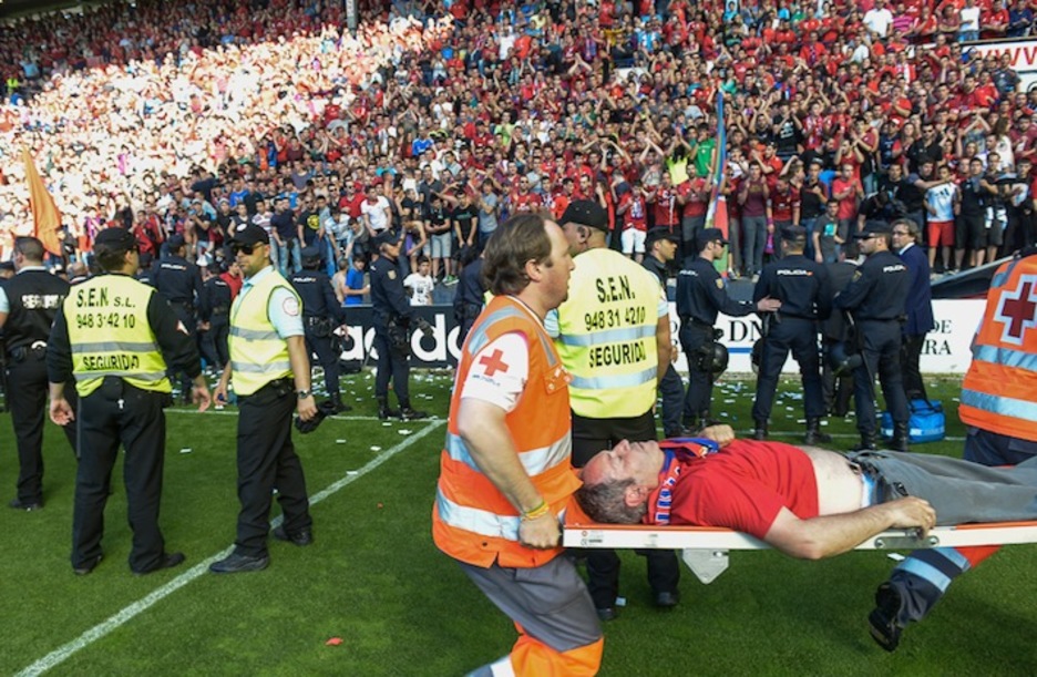 Una persona es trasladada en camilla tras la avalancha. (Jagoba MANTEROLA/ARGAZKI PRESS) Una persona es trasladada en camilla tras la avalancha. (Jagoba MANTEROLA/ARGAZKI PRESS)