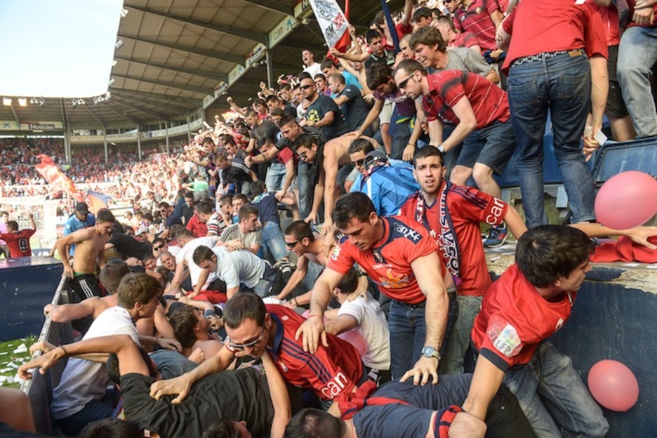 La avalancha se produjo tras ceder la valla del graderío sur. (Jagoba MANTEROLA/ARGAZKI PRESS) La avalancha se produjo tras ceder la valla del graderío sur. (Jagoba MANTEROLA/ARGAZKI PRESS)