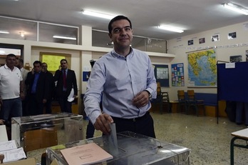 Alexis Tsipras, líder de Syriza, votó en Atenas. (Louisa GOULIAMAKI/AFP PHOTO)