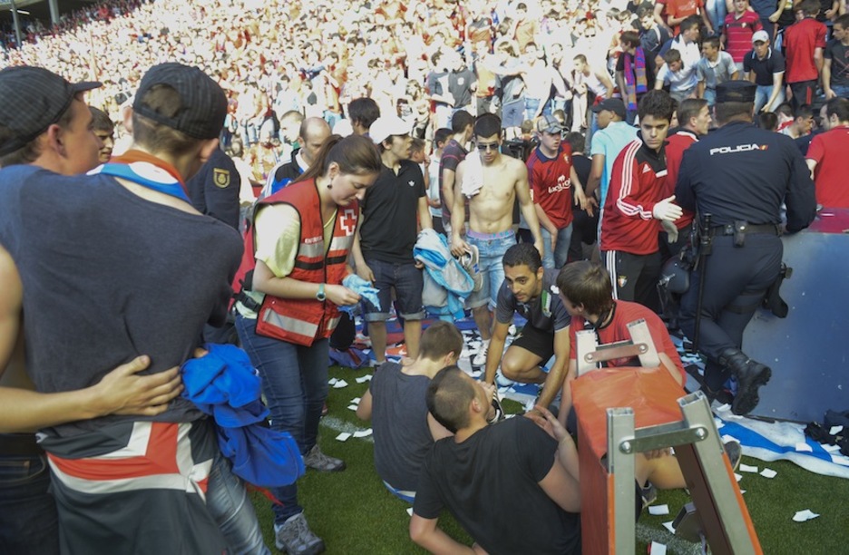 Los sanitarios atienden a los heridos. (Jagoba MANTEROLA/ARGAZKI PRESS) Los sanitarios atienden a los heridos. (Jagoba MANTEROLA/ARGAZKI PRESS)