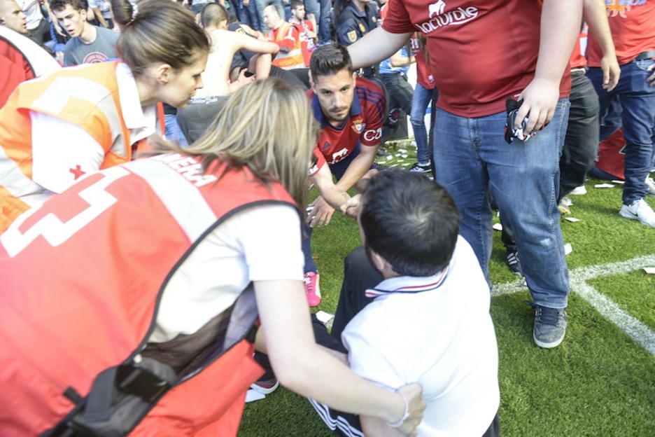El jugador se interesa por un herido. (Jagoba MANTEROLA/ARGAZKI PRESS) El jugador se interesa por un herido. (Jagoba MANTEROLA/ARGAZKI PRESS)