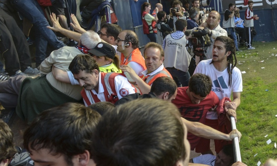 Aficionados y personal de Osasuna intentan contener la avalancha. (Jagoba MANTEROLA/ARGAZKI PRESS) Aficionados y personal de Osasuna intentan contener la avalancha. (Jagoba MANTEROLA/ARGAZKI PRESS)