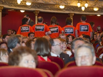 Los cinco parlamentarios de Bildu, en pie en el Arriaga. (Monika DEL VALLE / ARGAZKI PRESS))