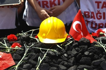 Acto en recuerdo a los mineros fallecidos. (Adem ALTAN / AFP PHOTO)