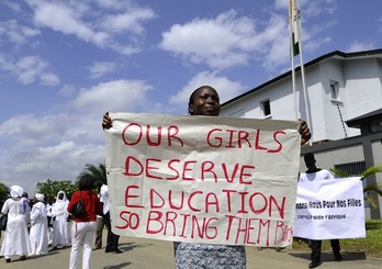 Movilización en Costa de Marfil para pedir la libertad de las niñas secuestradas. (Sia KAMBOU / AFP PHOTO)