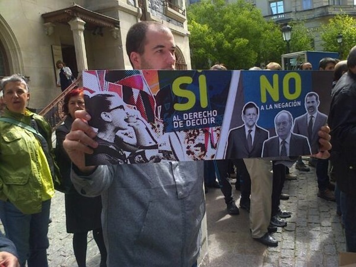 Protesta contra la presencia del rey en Gasteiz. (@aralargasteiz)