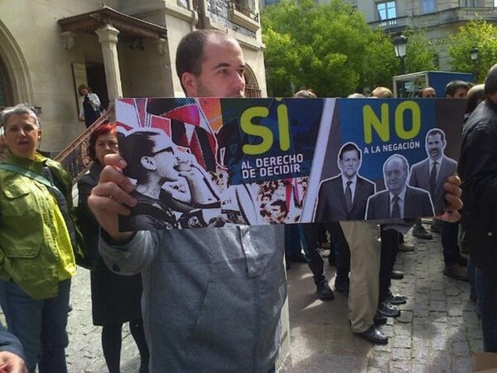 Protesta contra la presencia del rey en Gasteiz. (@aralargasteiz)