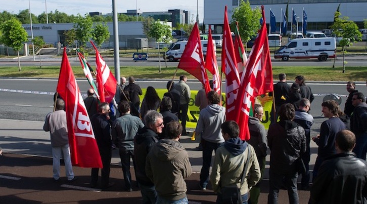 Protesta de LAB ante la sede de Mercedes en Gasteiz. (Raúl BOGAJO / ARGAZKI PRESS)