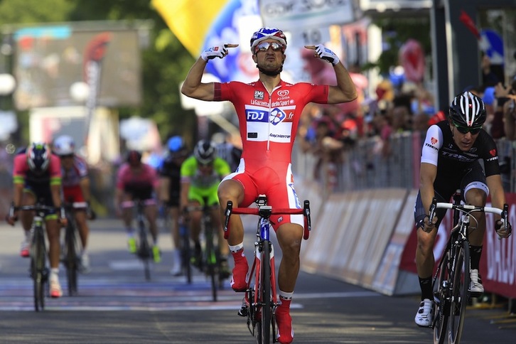 Bouhanni ha cosechado su tercera etapa en lo que va de Giro. (Luk BENIES/AFP)