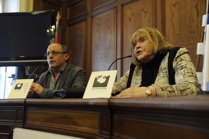 María Servini ha comparecido acompañada por el alcalde de Donostia, Juan Karlos Izagirre. (Jon URBE/ARGAZKI PRESS)