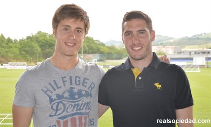Gaztañaga y Zaldua posan juntos tras anunciar su incorporación al primer equipo. (REALSOCIEDAD.COM)
