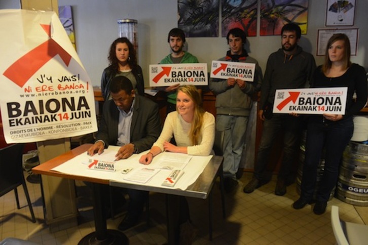 Gazte erakunde desberdinetako kideen agerraldia, Baionan. (Sylvain SENCRISTO)
