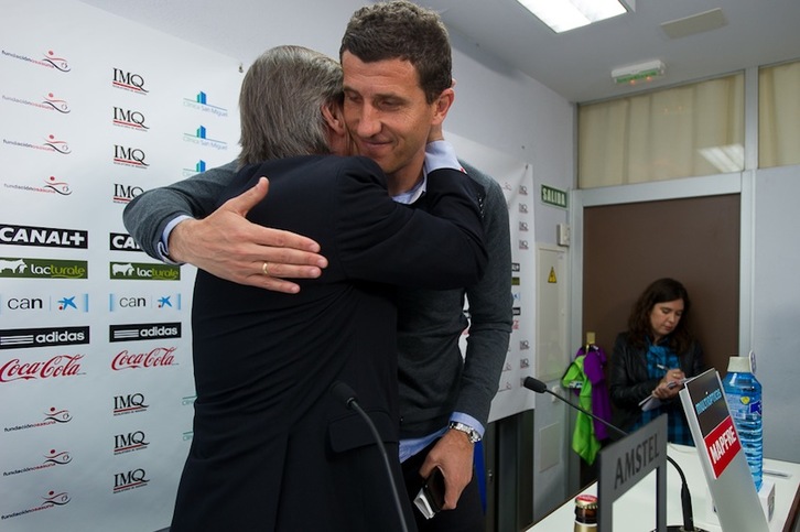Archanco y Gracia se funden en un abrazo en la rueda de prensa. (Iñigo URIZ/ARGAZKI PRESS)