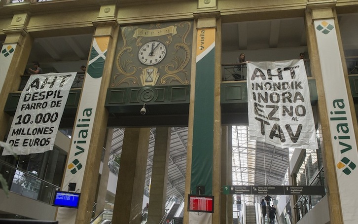 Carteles contra el TAV en la estación de Abando. (Marisol RAMIREZ/ARGAZKI PRESS)