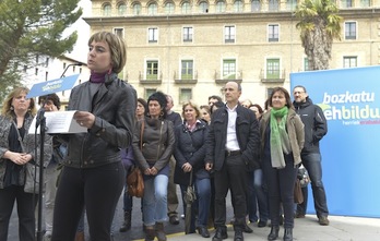 Intervención de Maite Iturre, junto a otros candidatos y representantes de EH Bildu. (Jagoba MANTEROLA / ARGAZKI PRESS)