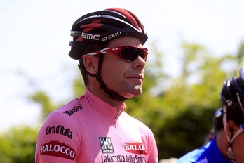 Cadel Evans sigue siendo líder en la general. (Luk BENIES/AFP)