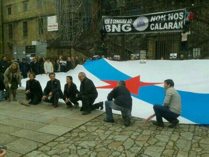 Representantes del BNG han llevado a cabo una protesta frente a la catedral de Santiago. (@obloque)