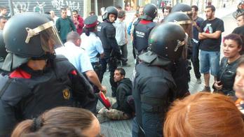 Los manifestantes han cargado con dureza contra los manifestantes. (@xarxapenedes)