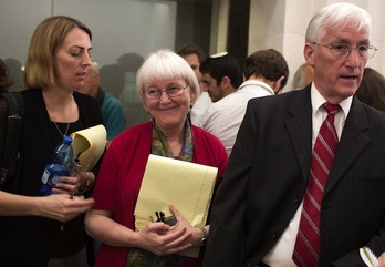 Craig y Sandy Corrie, padre y madre de la activista estadounidense. (Menahem KAHANA/AFP PHOTO)