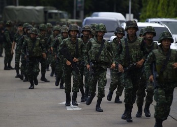 Soldados tailandeses, desplegados en Bangkok. (Pornchai KITTIWONGSAKUL/AFP PHOTO)