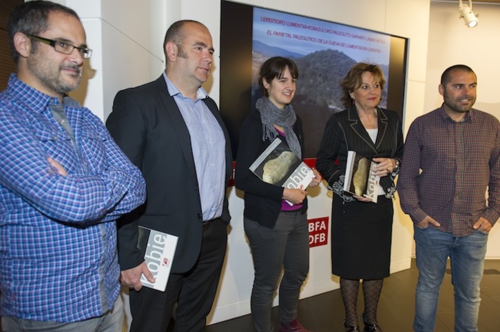 Roberto Rios arkeologoa, Jesus María Anakabe Mendexako alkatea, Maitane Larrauri Lekeitioko alkatea, Josune Ariztondo Kultura diputatua eta Diego Garate arkeologoa. (Monika DEL VALLE/ARGAZKI PRESS)