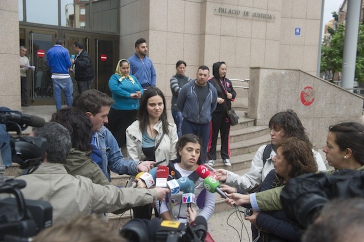 Las representantes de SOS Racismo, ante los medios de comunicación. (Luis JAUREGIALTZO / ARGAZKI PRESS)