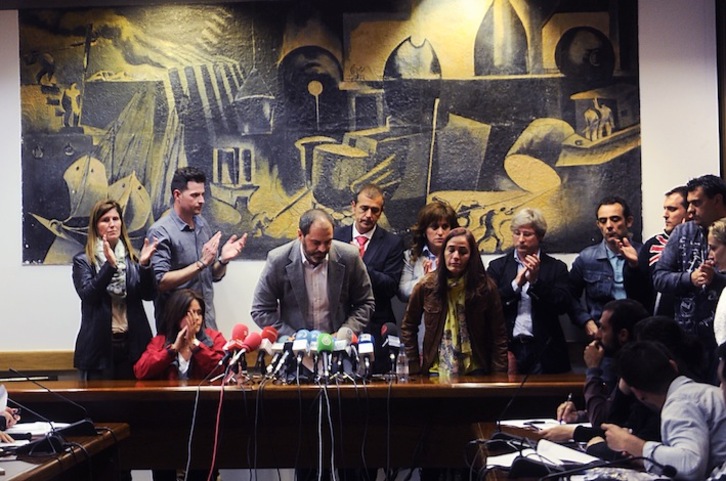 Josu Bergara, con su equipo de gobierno, cuando compareció en rueda de prensa para dar explicaciones. (ARGAZKI PRESS)