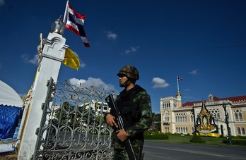 Un soldado custodia la Casa del Gobierno, en Bangkok. (Manan VATSYAYANA/AFP PHOTO)