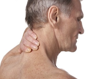 Eskuak txindurritzea lepo inguruko arazoen ohiko sintoma da. THINKSTOCK