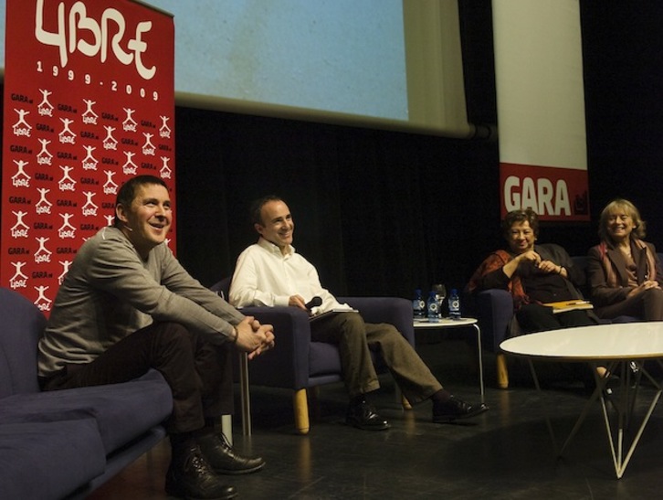 Otegi y Juaristi, durante un acto celebrado con motivo del X aniversario de GARA. (Jon URBE / ARGAZKI PRESS)