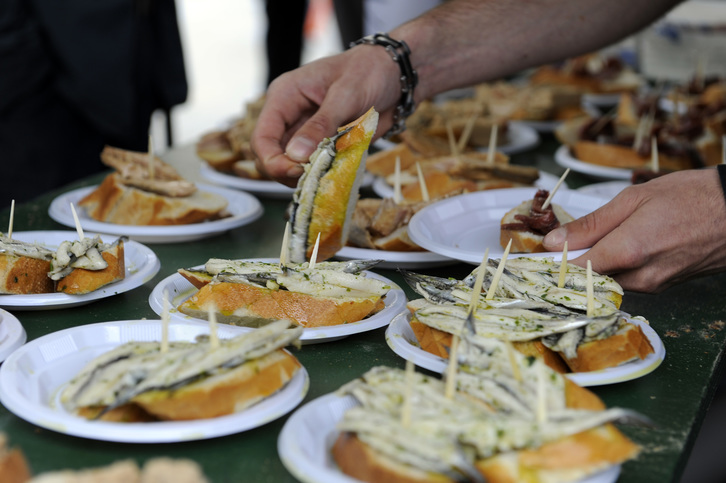 En Ondarroa se podrán degustar miles de pintxos a un euro. (Monika DEL VALLE/ARGAZKI PRESS)