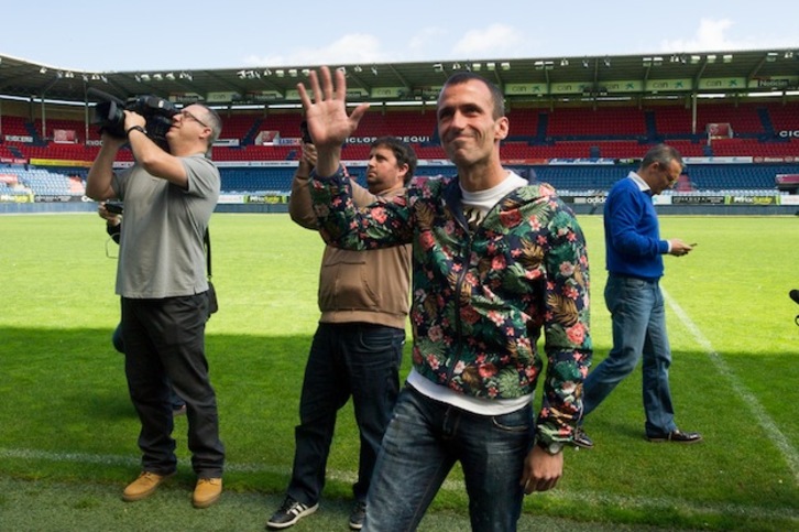 Patxi Puñal saluda a los aficionados que se han dado cita en El Sadar. (Iñigo URIZ / ARGAZKI PRESS)