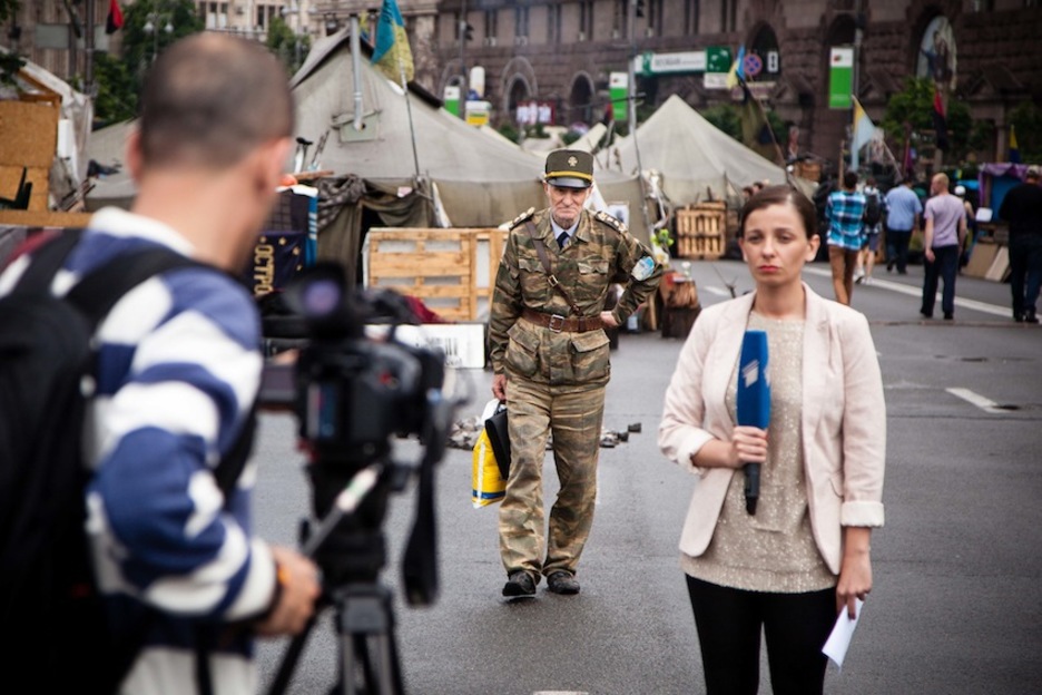 Un militar retirado pasa ante reporteros de la televisión. (Juan TEIXEIRA)