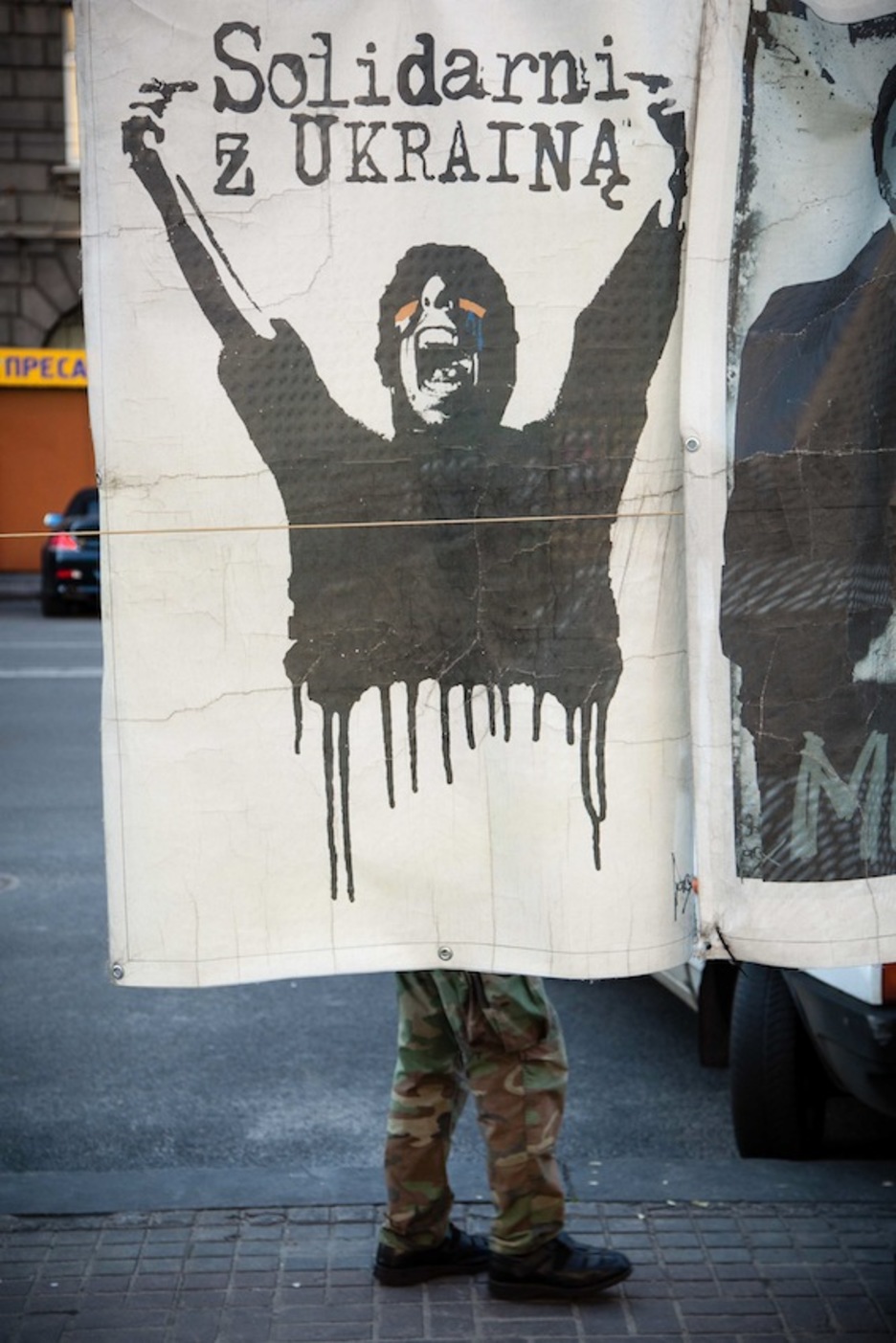 Un miembro de las autodefensas tras un cartel de Solidaridad Ucrania. (Juan TEIXEIRA)