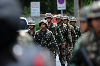 Un grupo de militares patrulla las calles de Bangkok. (Christophe ARCHAMBAULT/AFP) 