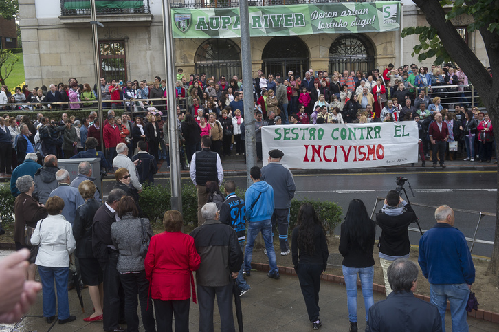 Concentración de apoyo al alcalde realizada por Sestao Aurrera. (Luis JAUREGIALTZO / ARGAZKI PRESS)