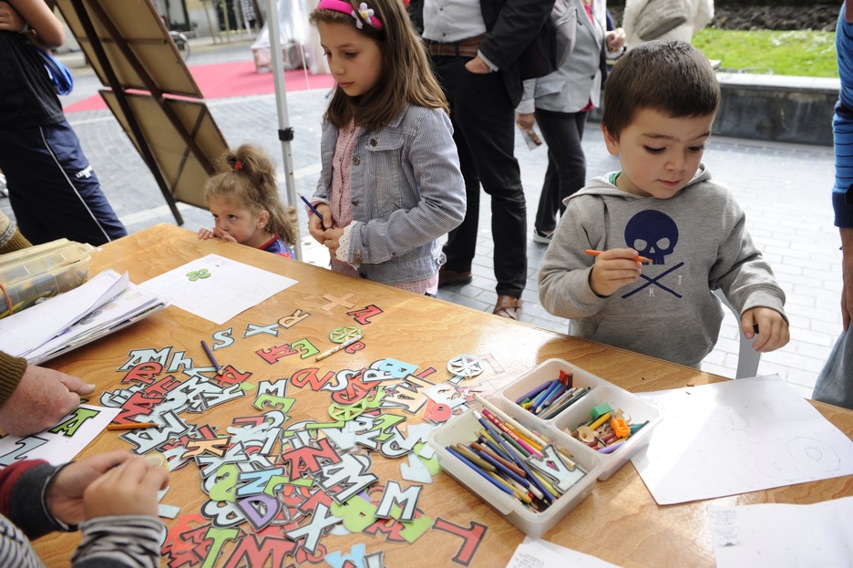 Umeak euskal grafia nolakoa den ikasten. (Jon URBE / ARGAZKI PRESS)