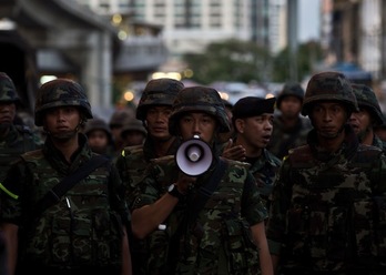 Militares tailandeses, en las calles de Bangkok. (Manan VATSYAYANA/AFP PHOTO)