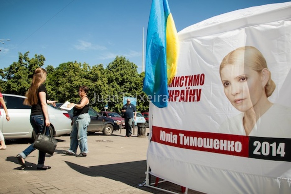 Una voluntaria reparte panfletos de la candidata Yulia Timoshenko. (Juan TEIXEIRA)