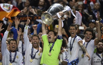 Los madridistas festejan el título. (Franck FIFE/AFP PHOTO)