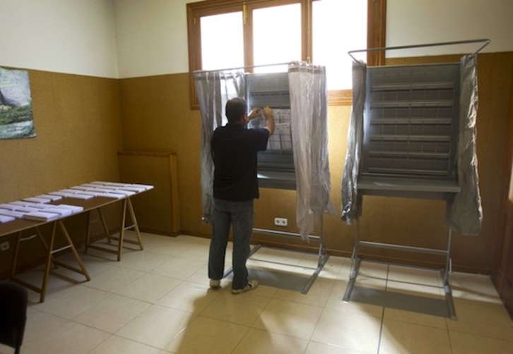 Preparativos en un colegio electoral. (Jaime REINA/AFP PHOTO)
