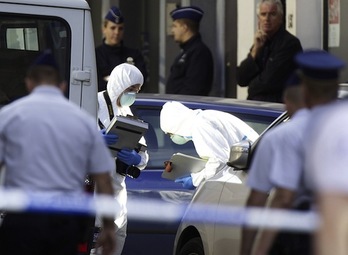 Policías forenses recaban pruebas en el lugar del ataque. (Nicolas MAETERLINCK/AFP PHOTO)