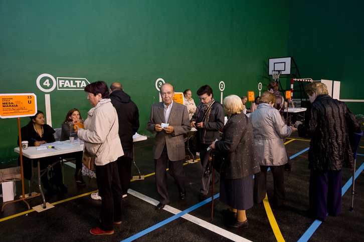 Ciudadanos ejercen su derecho a voto en el barrio iruindarra de Iturrama. (Iñigo URIZ / ARGAZKI PRESS)