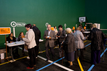 Ciudadanos ejercen su derecho a voto en el barrio iruindarra de Iturrama. (Iñigo URIZ / ARGAZKI PRESS)