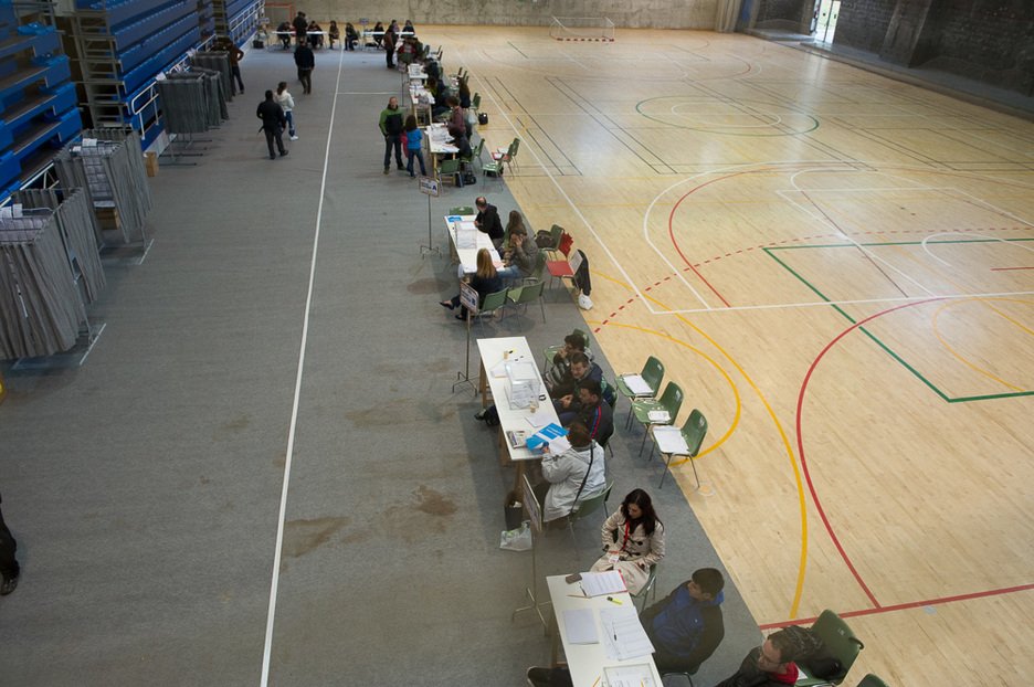 Colegio electoral a primera hora. (Raul BOGAJO / ARGAZKI PRESS)