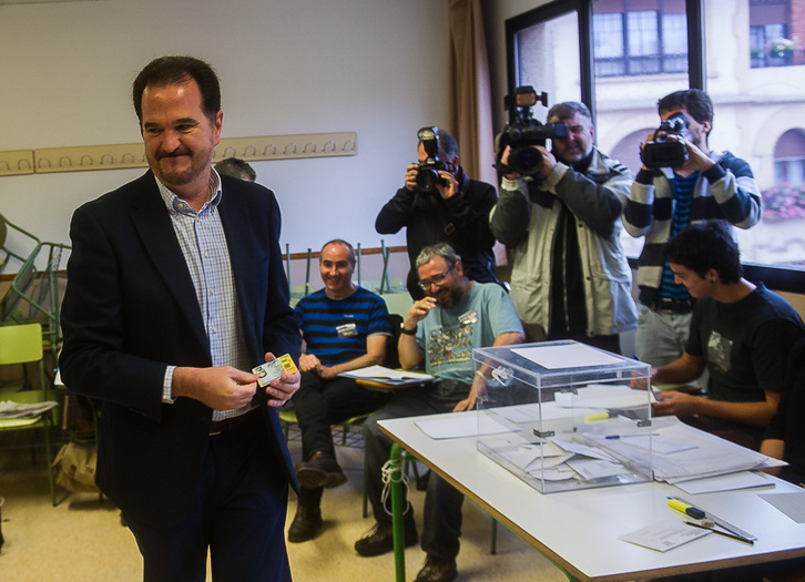 Carlos Iturgaiz ha votado esta mañana en Getxo. (Luis JAUREGIALTZO / ARGAZKI PRESS)