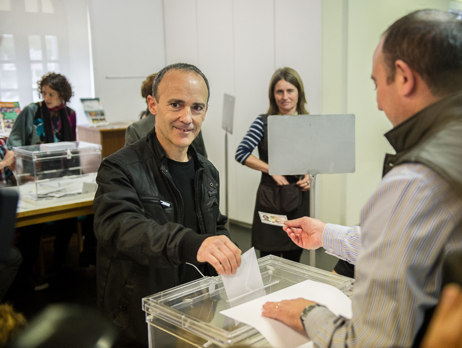 Josu Juaristi ha votado en Azkoitia. (Luis JAUREGIALTZO / ARGAZKI PRESS)