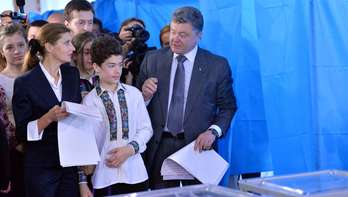 El oligarca Petró Poroshenko ha acudido a votar arropado por su familia. (AFP)